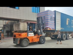 A linha de produção de fraldas para bebês foi exportada. Todos os funcionários trabalharam até escurecer.